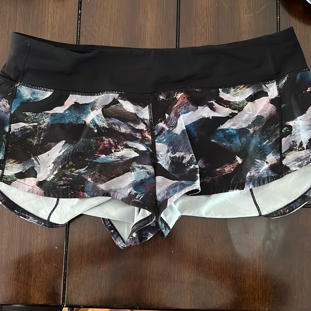 Lululemon Speed Up 2.5” shorts. Size 10. Great condition